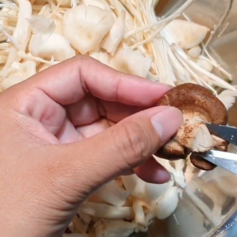 Bước 1 Sơ chế nấm Nấm xào thập cẩm