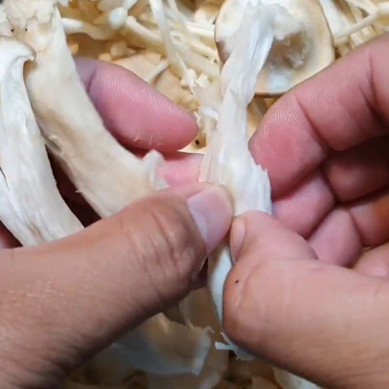 Bước 1 Sơ chế nấm Nấm xào thập cẩm