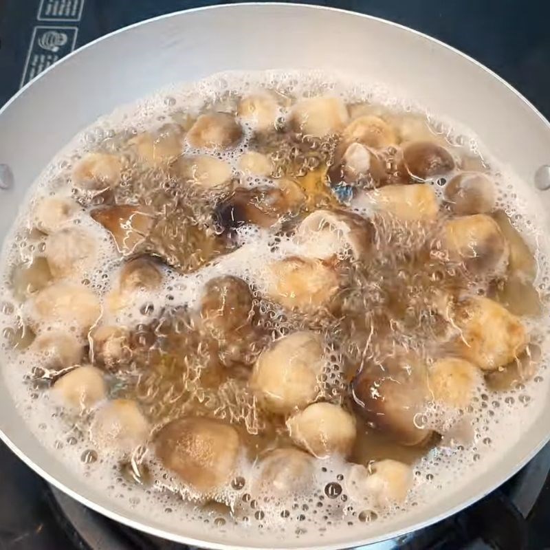 Bước 1 Sơ chế nấm rơm tươi Nấm rơm kho nước tương