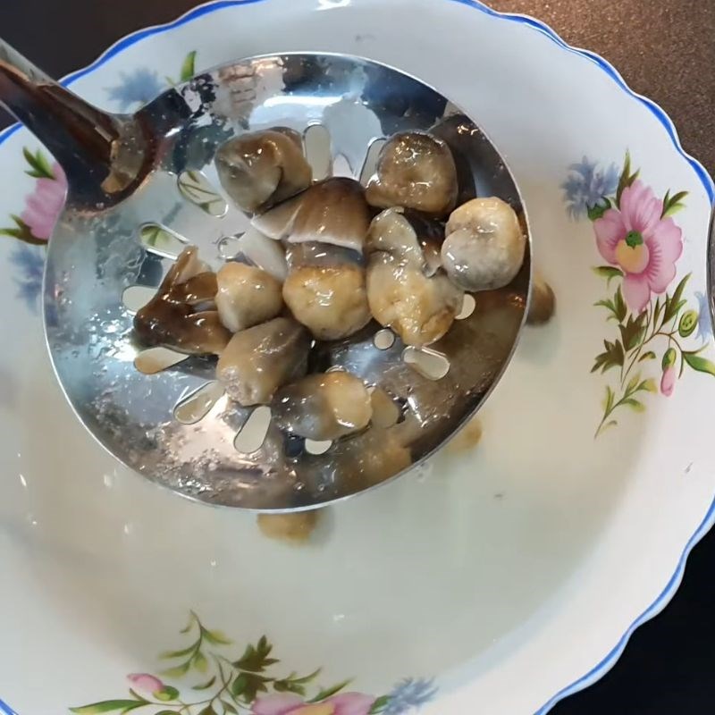 Bước 1 Sơ chế nấm rơm tươi Nấm rơm kho nước tương