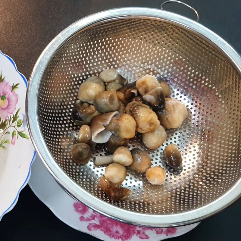 Bước 1 Sơ chế nấm rơm tươi Nấm rơm kho nước tương