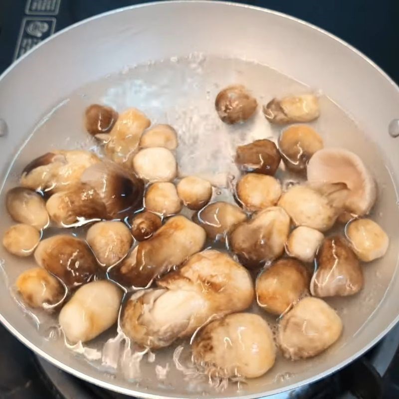 Bước 1 Sơ chế nấm rơm tươi Nấm rơm kho nước tương