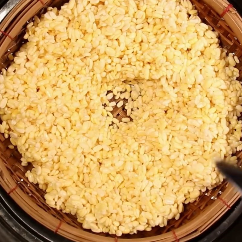 Bước 1 Sơ chế nếp và đậu xanh Gói bánh chưng bằng lá chuối