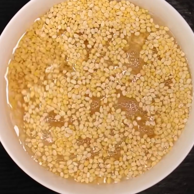 Bước 1 Sơ chế nếp và đậu xanh Gói bánh chưng bằng lá chuối