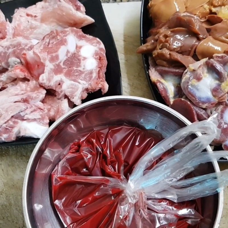 Bước 1 Sơ chế ngan và chuẩn bị tiết tươi Tiết canh ngan