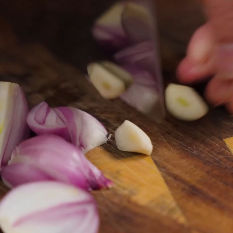 Bước 1 Sơ chế nguyên liệu Thịt gà chiên nước mắm