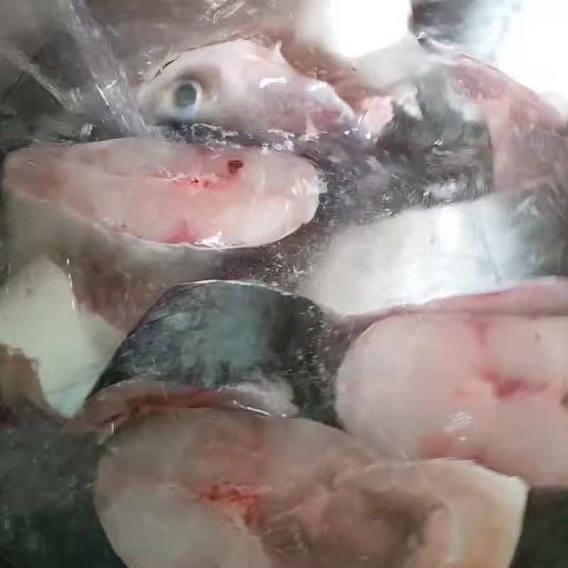 Bước 1 Sơ chế nguyên liệu Cá kho