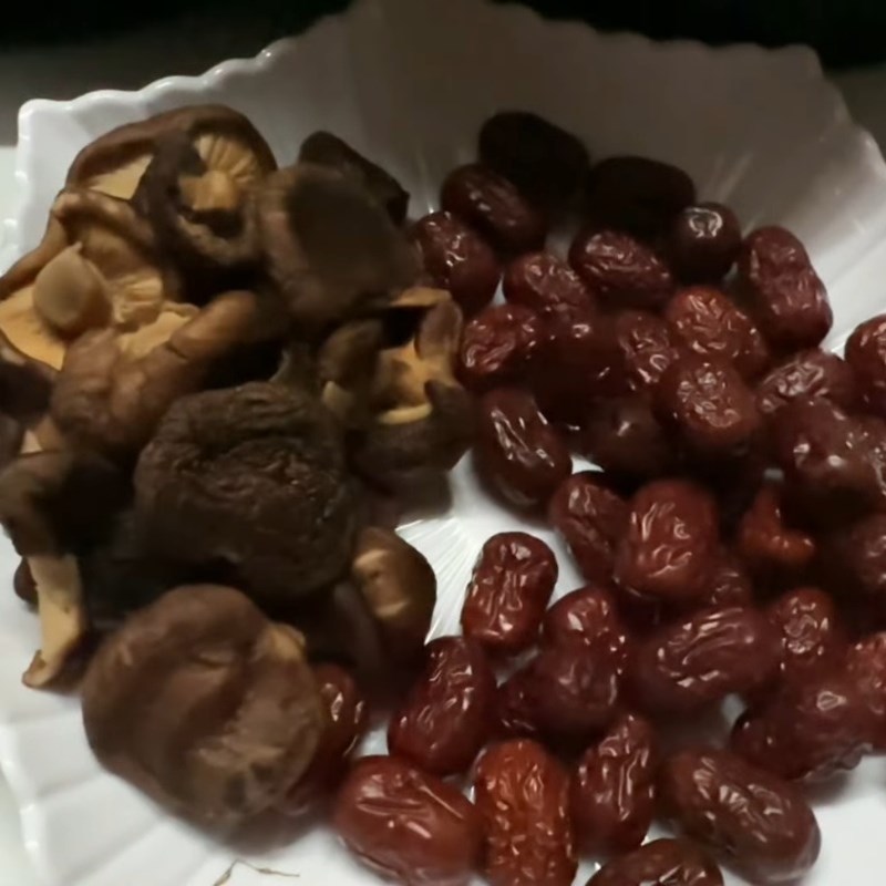 Bước 1 Sơ chế nguyên liệu Gà hầm nấm