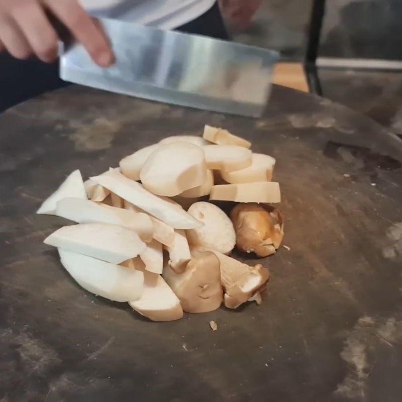 Bước 1 Sơ chế nguyên liệu Lẩu ghẹ kim chi