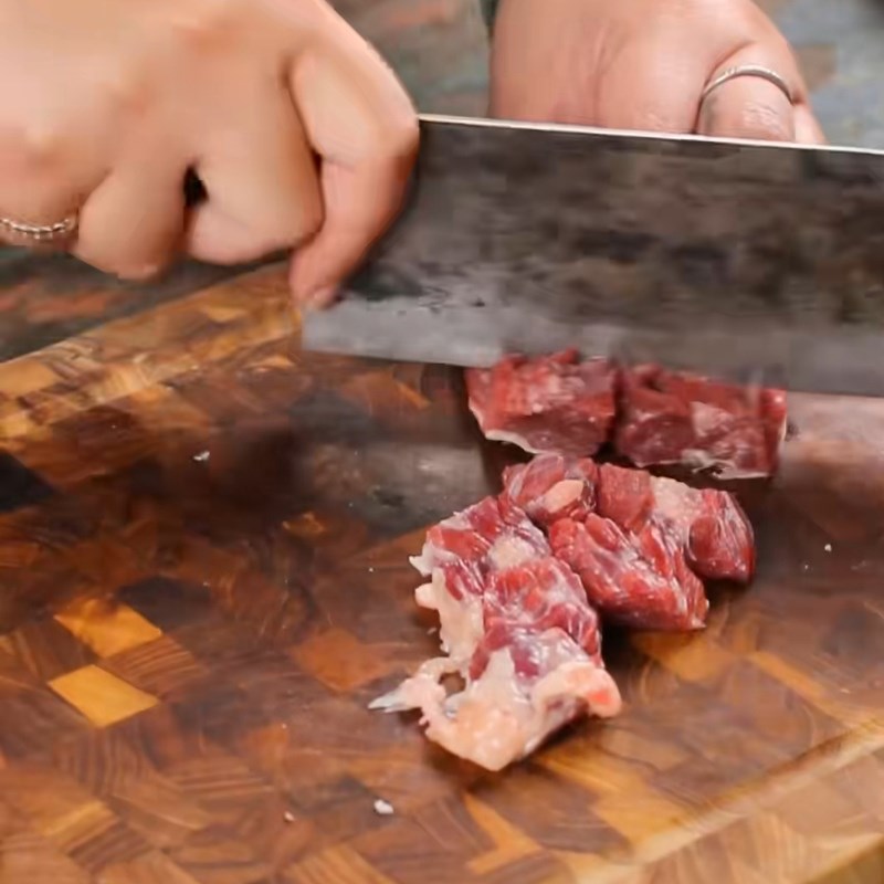 Bước 1 Sơ chế nguyên liệu Dẻ sườn bò nấu dưa chua