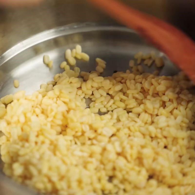 Bước 1 Sơ chế nguyên liệu làm chả giò chay Chả giò chay khoai môn đậu xanh