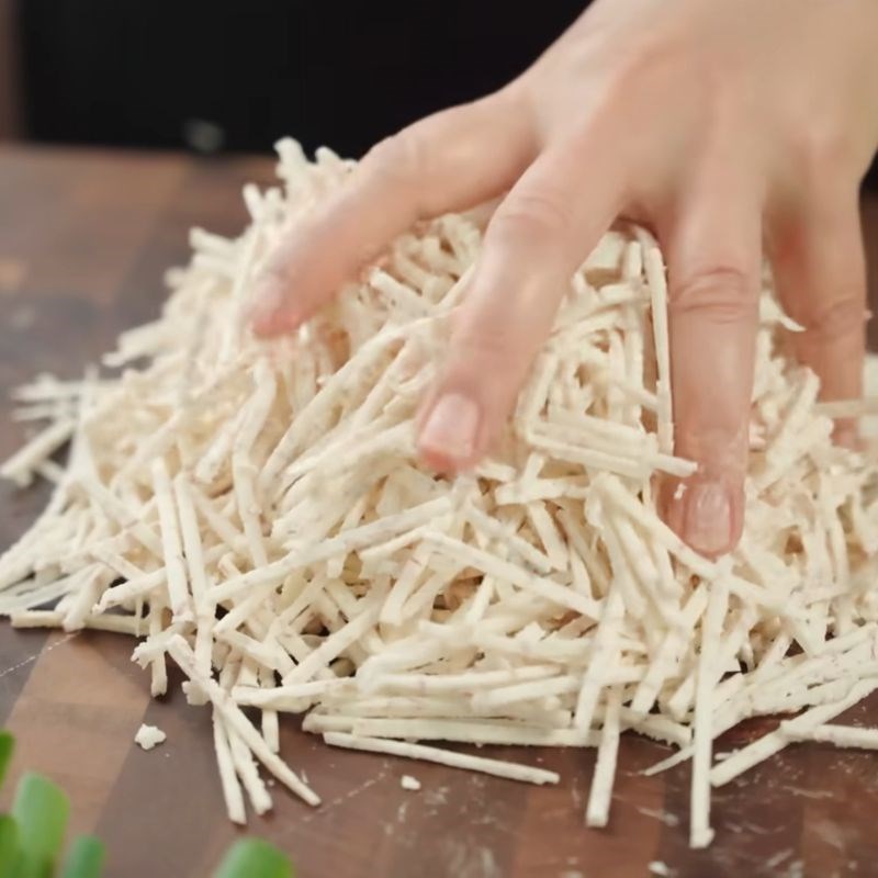 Bước 1 Sơ chế nguyên liệu làm chả giò chay Chả giò chay khoai môn đậu xanh