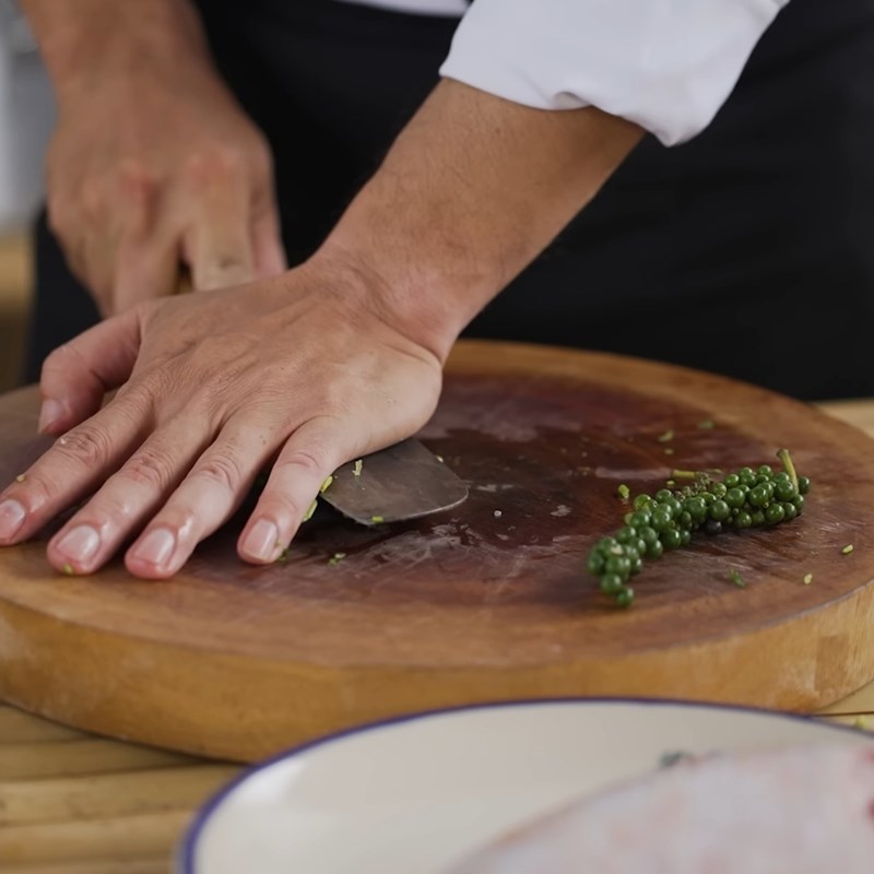 Bước 1 Sơ chế nguyên liệu tươi ngon Cá hấp giấy bạc