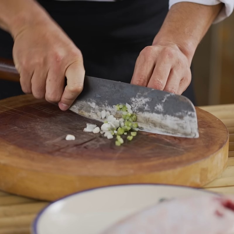 Bước 1 Sơ chế nguyên liệu tươi ngon Cá hấp giấy bạc