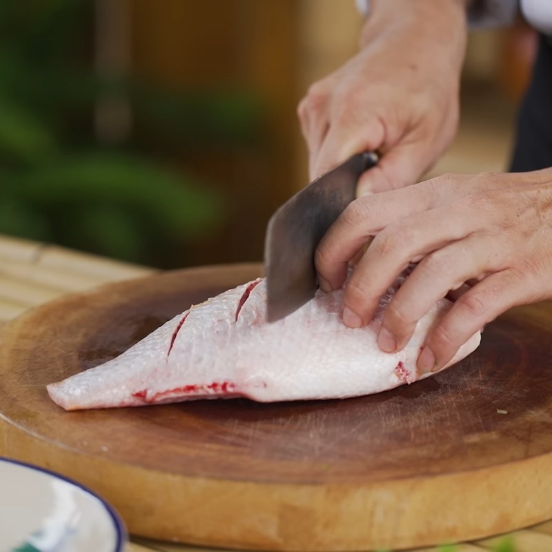 Bước 1 Sơ chế nguyên liệu tươi ngon Cá hấp giấy bạc