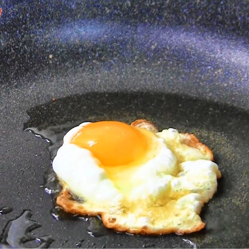 Bước 1 Sơ chế nguyên liệu và chiên trứng ốp la Cơm trộn rong biển