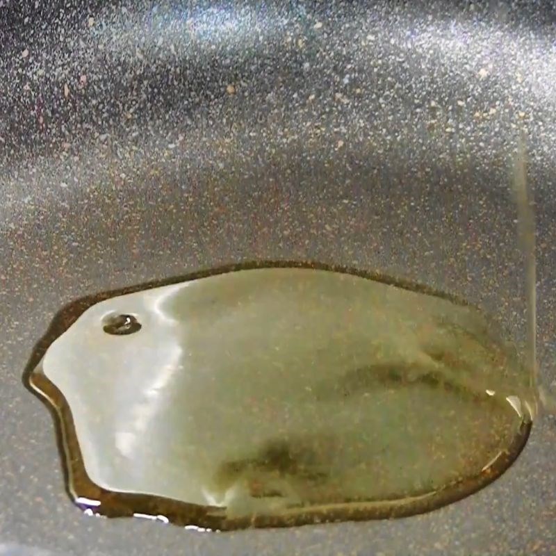 Bước 1 Sơ chế nguyên liệu và chiên trứng ốp la Cơm trộn rong biển