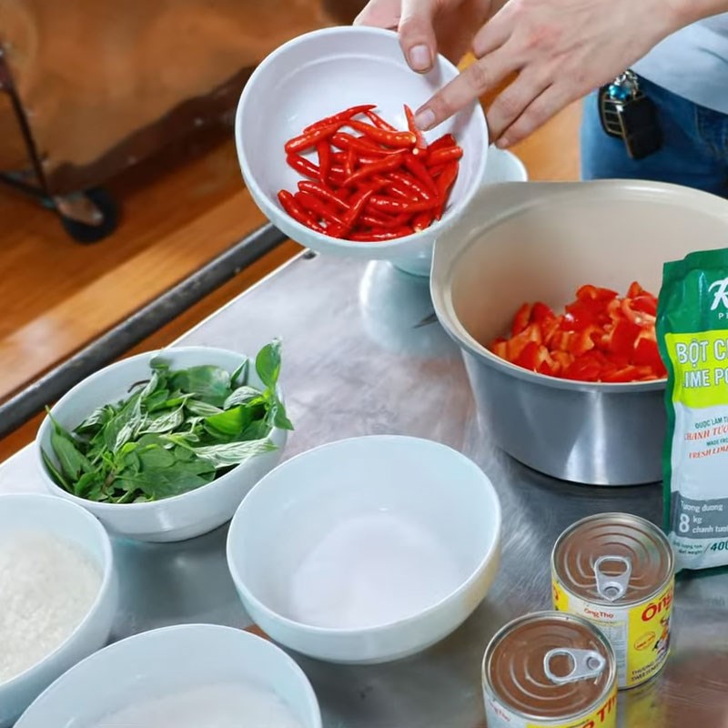 Bước 1 Sơ chế nguyên liệu và pha chế sốt chấm gà nướng Sốt chấm gà nướng