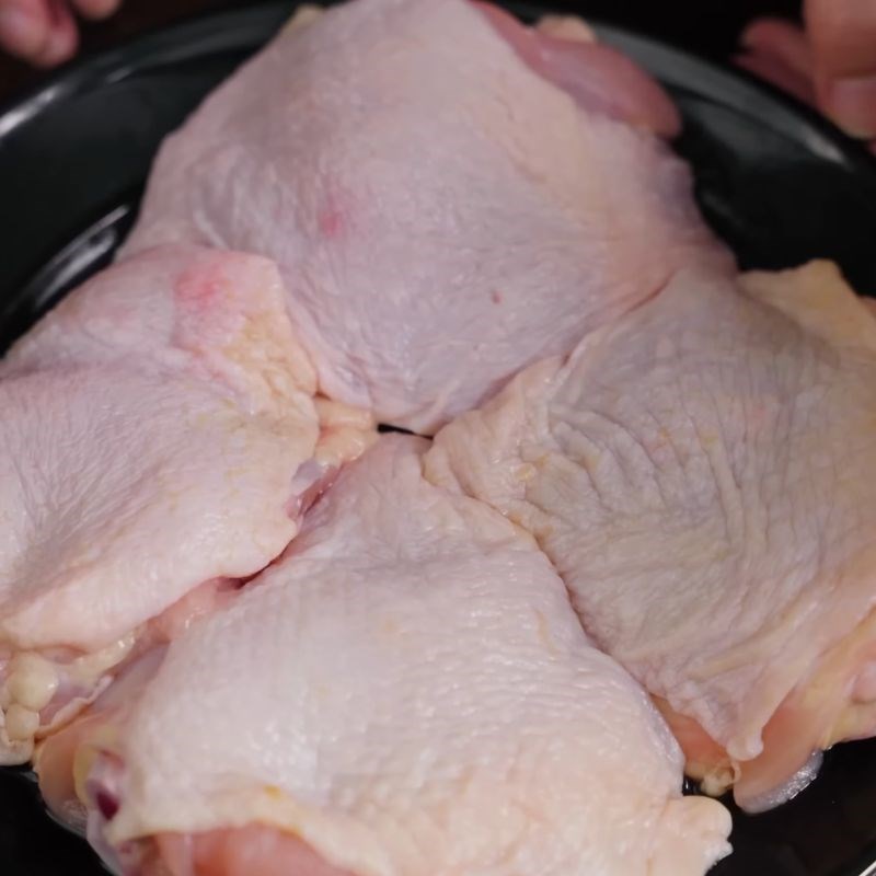 Bước 1 Sơ chế nguyên liệu Thịt gà chiên nước mắm