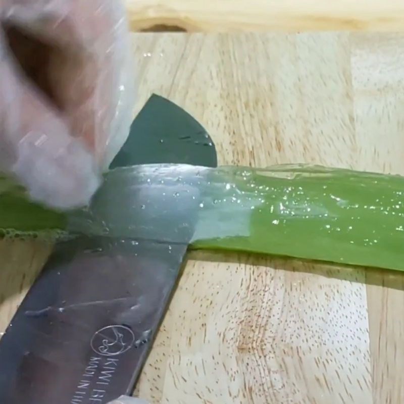 Bước 1 Sơ chế nha đam tươi giòn, không đắng Thạch nha đam