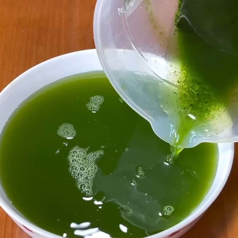 Bước 2 Sơ chế nước lá dứa tạo màu tự nhiên Bánh khoai mì hấp