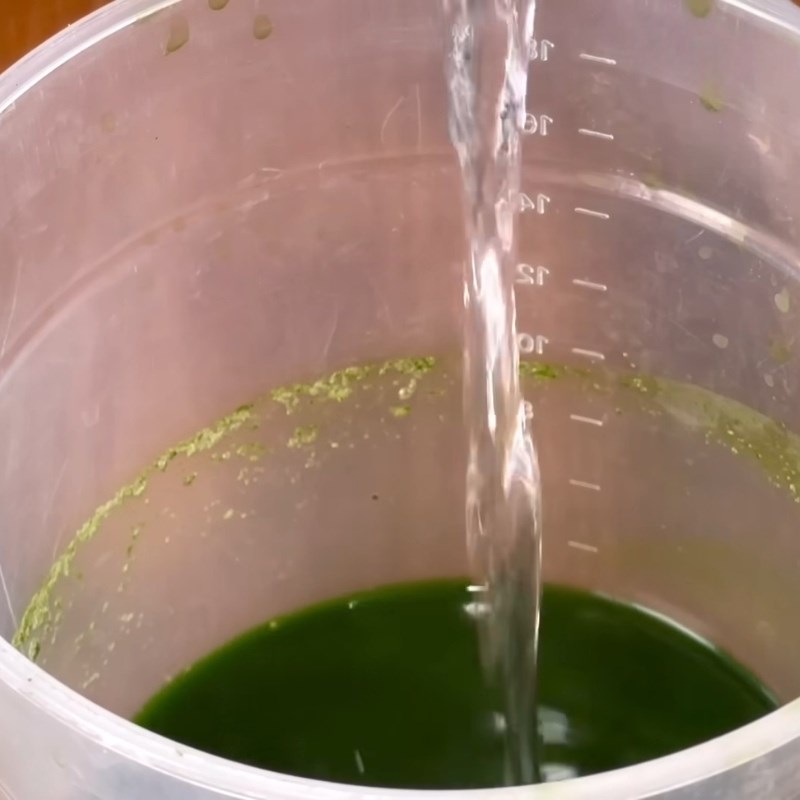 Bước 2 Sơ chế nước lá dứa tạo màu tự nhiên Bánh khoai mì hấp