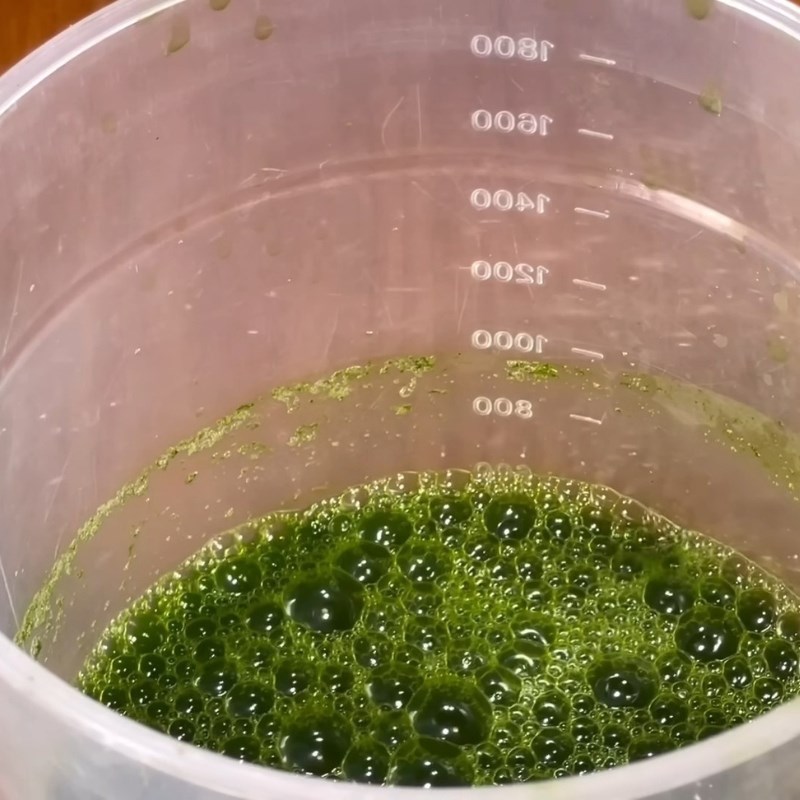 Bước 2 Sơ chế nước lá dứa tạo màu tự nhiên Bánh khoai mì hấp