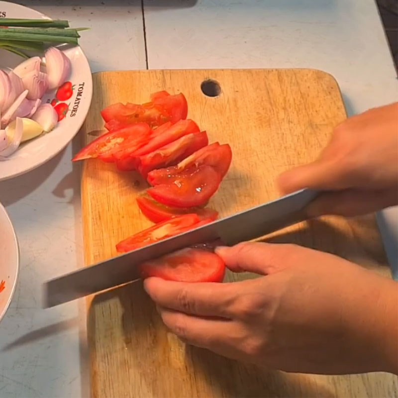 Bước 2 Sơ chế rau củ quả thịt bò băm sốt cà chua