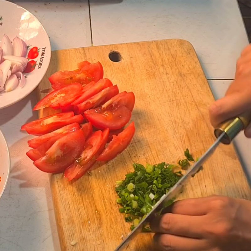 Bước 2 Sơ chế rau củ quả thịt bò băm sốt cà chua