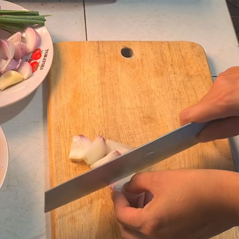 Bước 2 Sơ chế rau củ quả thịt bò băm sốt cà chua