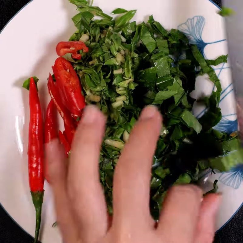 Bước 2 Sơ chế rau củ và xay hỗn hợp tạo màu cho nước lẩu lẩu thái hải sản