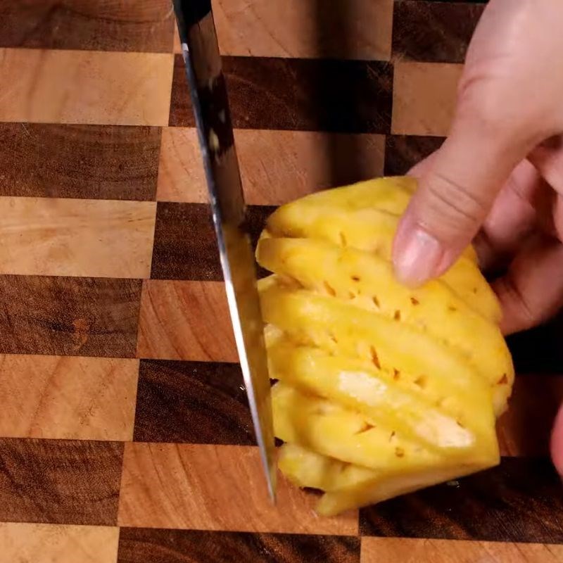 Bước 2 Sơ chế rau củ và xay hỗn hợp tạo màu cho nước lẩu lẩu thái hải sản