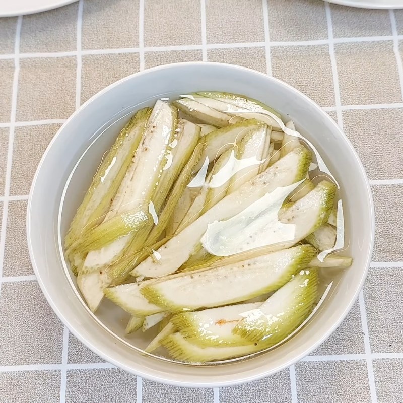 Bước 3 Sơ chế rau sống và củ quả ăn kèm Bánh tráng cuốn thịt heo