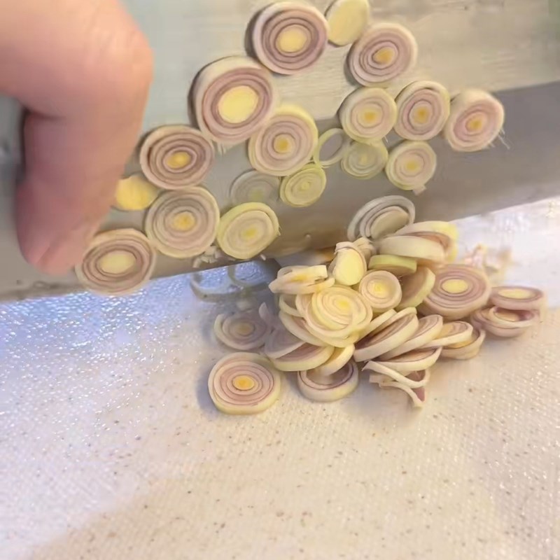 Bước 1 Sơ chế riềng, sả và tôm tươi Mắm tép chưng tôm thịt