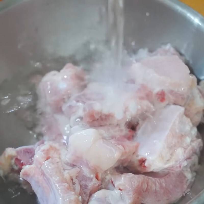 Bước 1 Sơ chế sườn heo sạch mùi hôi Sườn xào chua ngọt mềm ngon