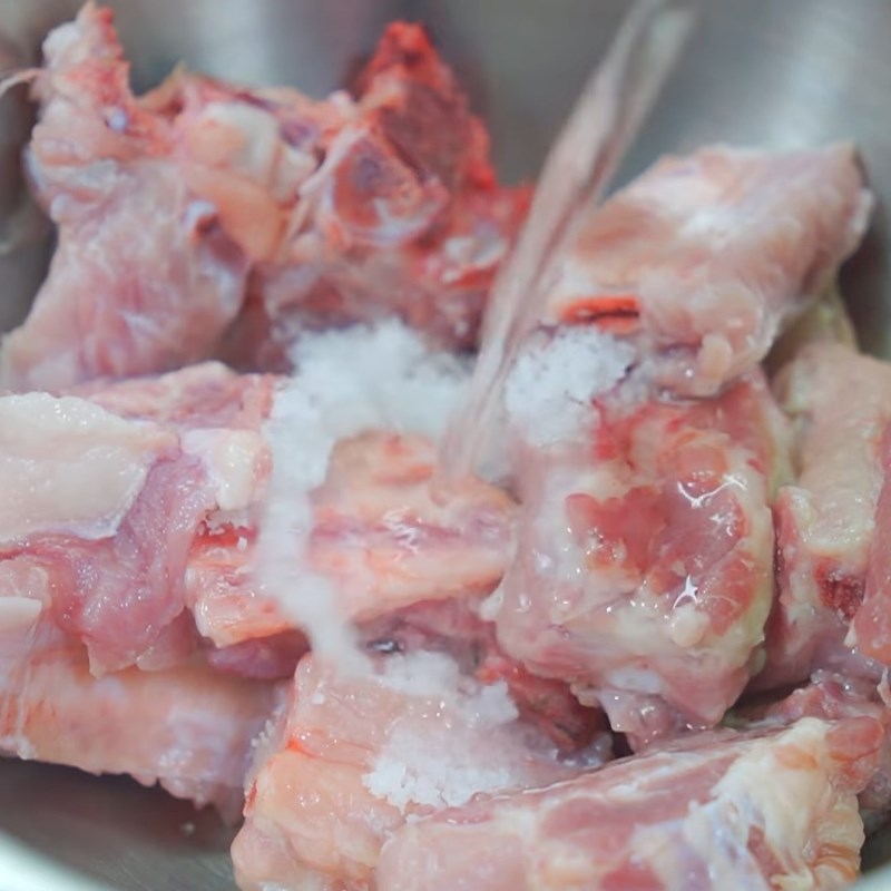 Bước 1 Sơ chế sườn heo sạch mùi hôi Sườn xào chua ngọt mềm ngon