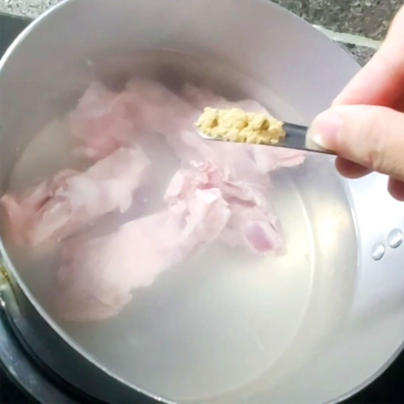 Bước 1 Sơ chế sườn non Canh khoai lang