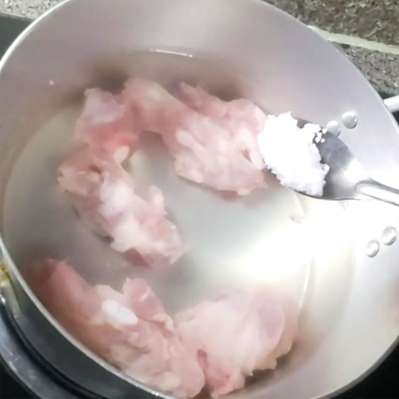 Bước 1 Sơ chế sườn non Canh khoai lang