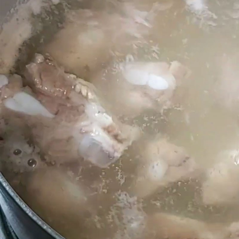 Bước 1 Sơ chế sườn non Canh khoai lang