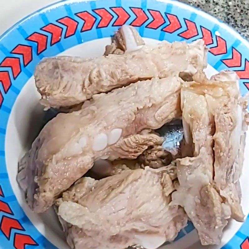 Bước 1 Sơ chế sườn non Canh khoai lang