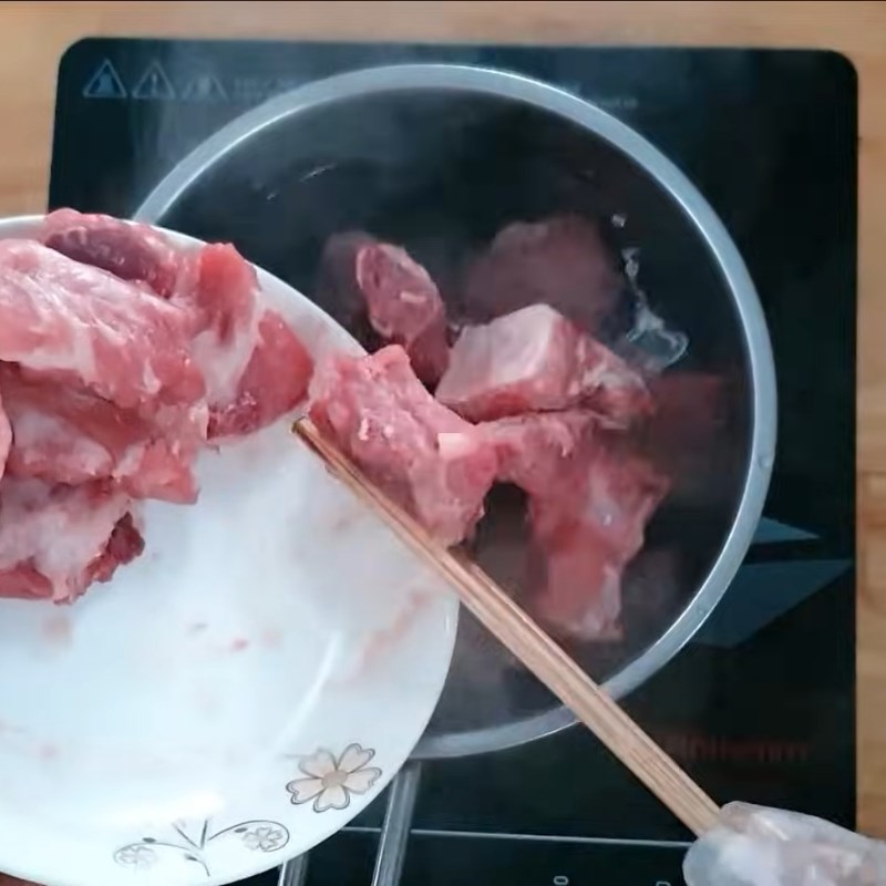 Bước 1 Sơ chế sườn non đúng cách Sườn xào chua ngọt bằng chanh