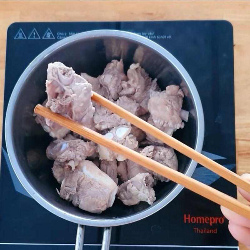 Bước 1 Sơ chế sườn non đúng cách Sườn xào chua ngọt bằng chanh