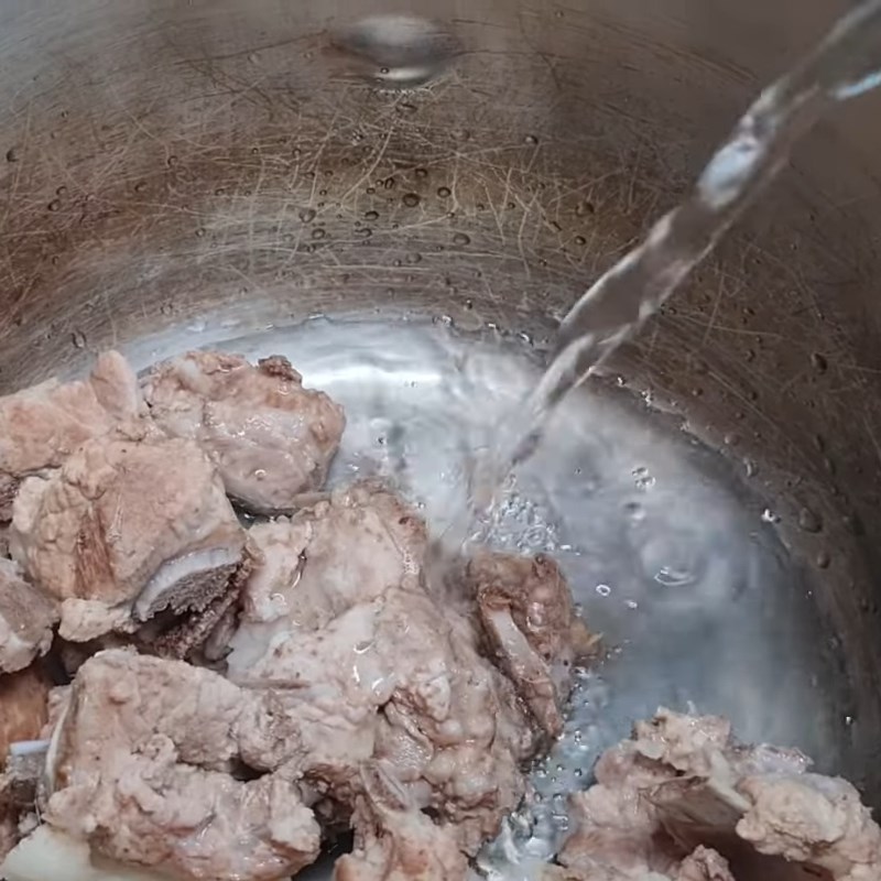 Bước 2 Sơ chế sườn non và ninh mềm Canh dọc mùng sườn