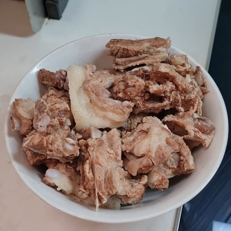 Bước 2 Sơ chế sườn non và ninh mềm Canh dọc mùng sườn