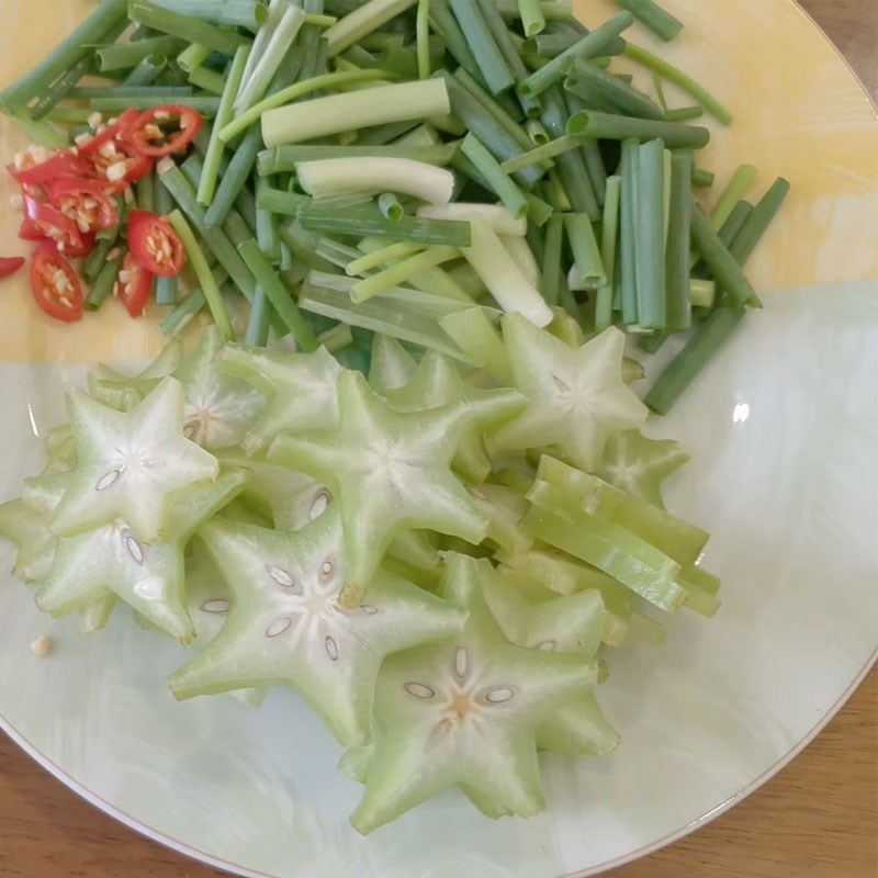 Bước 1 Sơ chế tép khô và các nguyên liệu khác Tép khô rang khế