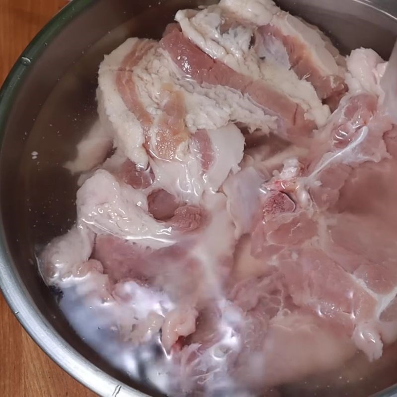 Bước 1 Sơ chế thịt heo và các nguyên liệu Ướp thịt nướng đơn giản