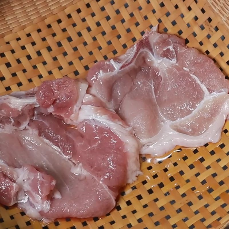 Bước 1 Sơ chế thịt heo và các nguyên liệu Ướp thịt nướng đơn giản