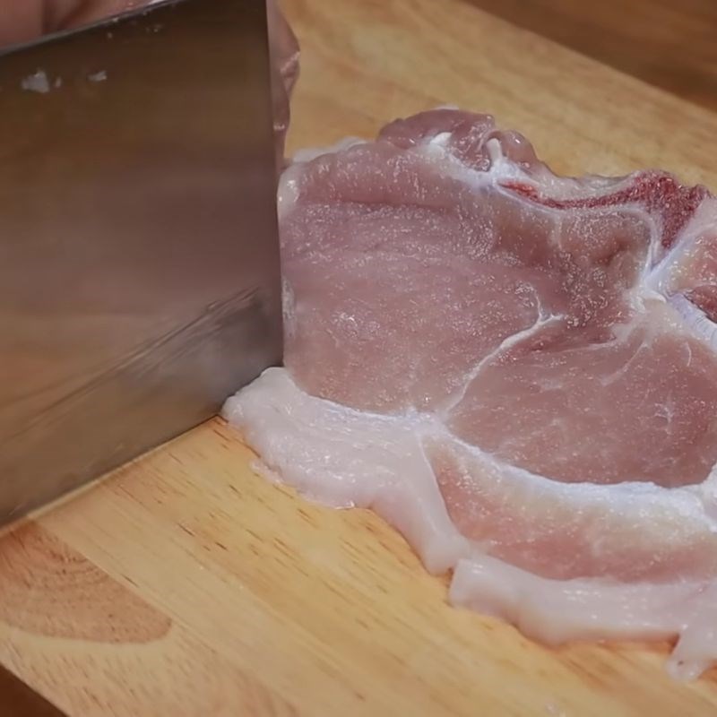 Bước 1 Sơ chế thịt heo và các nguyên liệu Ướp thịt nướng đơn giản