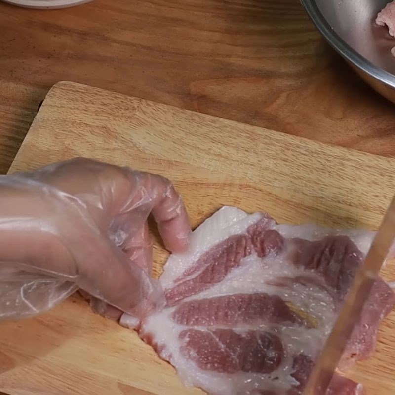 Bước 1 Sơ chế thịt heo và các nguyên liệu Ướp thịt nướng đơn giản