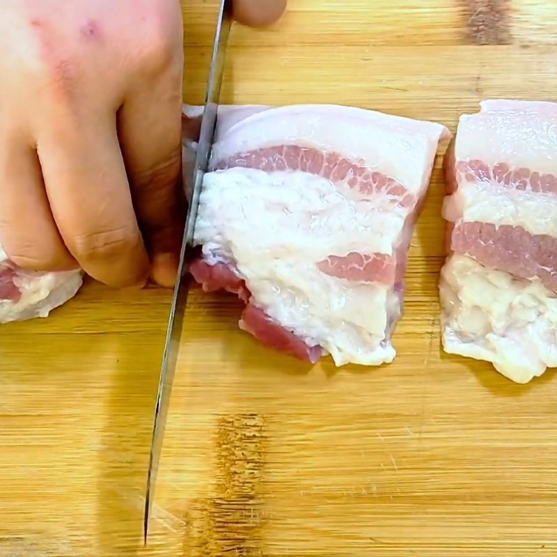 Bước 1 Sơ chế thịt heo Thịt kho tàu truyền thống